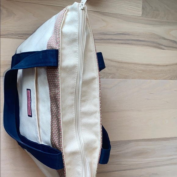 Vineyard Vines “Vineyard Whale Classic Tote” - Picture 5 of 5